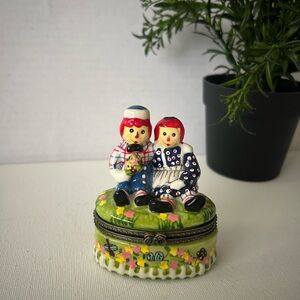Raggedy Ann an Andy Figurine Trinket Box w/toys inside